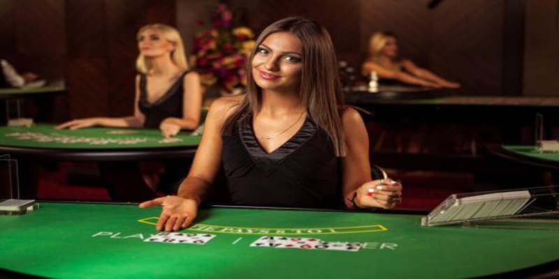 Dealer nhiệt tình chào mừng người chơi tham gia Baccarat 8KBET